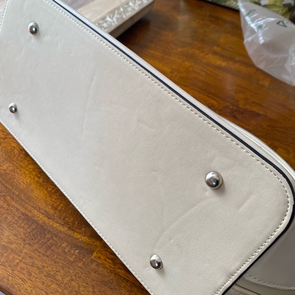 Tasseled Woven Doctor Bag - Picture 5 of 9